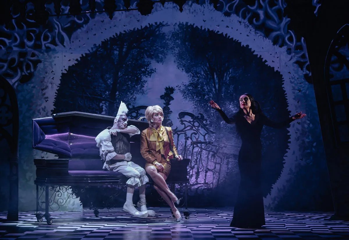 Familia Addams revine pe scenă ca musical. Ana Udroiu, actrița care o joacă pe Wednesday: „Oamenii ăștia care se acceptă în totalitate sunt mai autentici decât restul lumii”