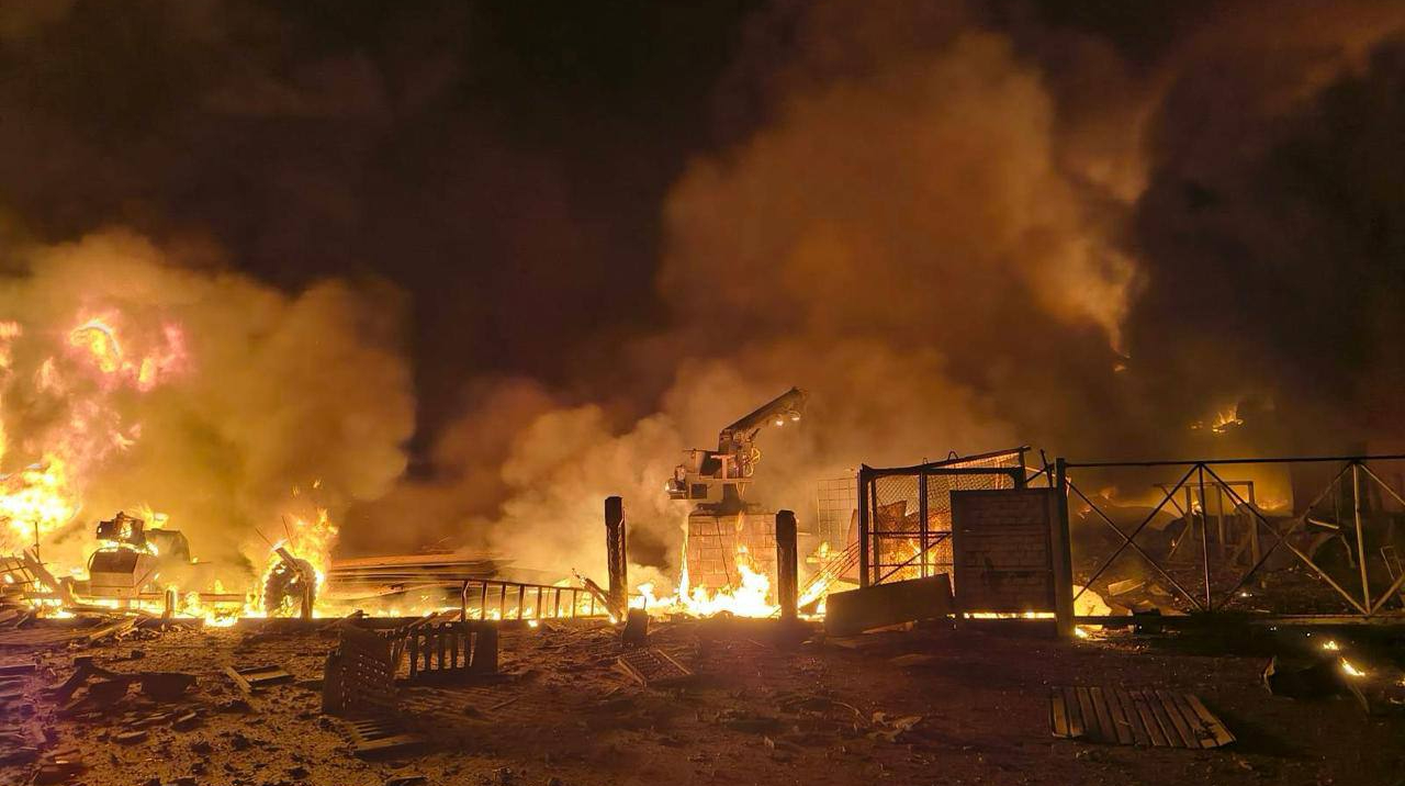 Ucraina a lovit infrastructura petrolieră a Rusiei.  Afipski, una dintre cele mai mari importante rafinării din sud, este în flăcări