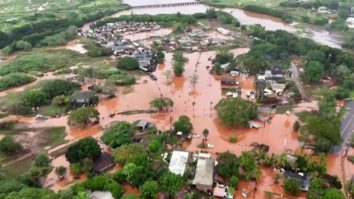 Hawaii se confruntă cu cele mai devastatoare inundații în peste 20 de ani. Barajul din Oahu riscă să se prăbușească total. Peste 5.500 de oameni sunt evacuați