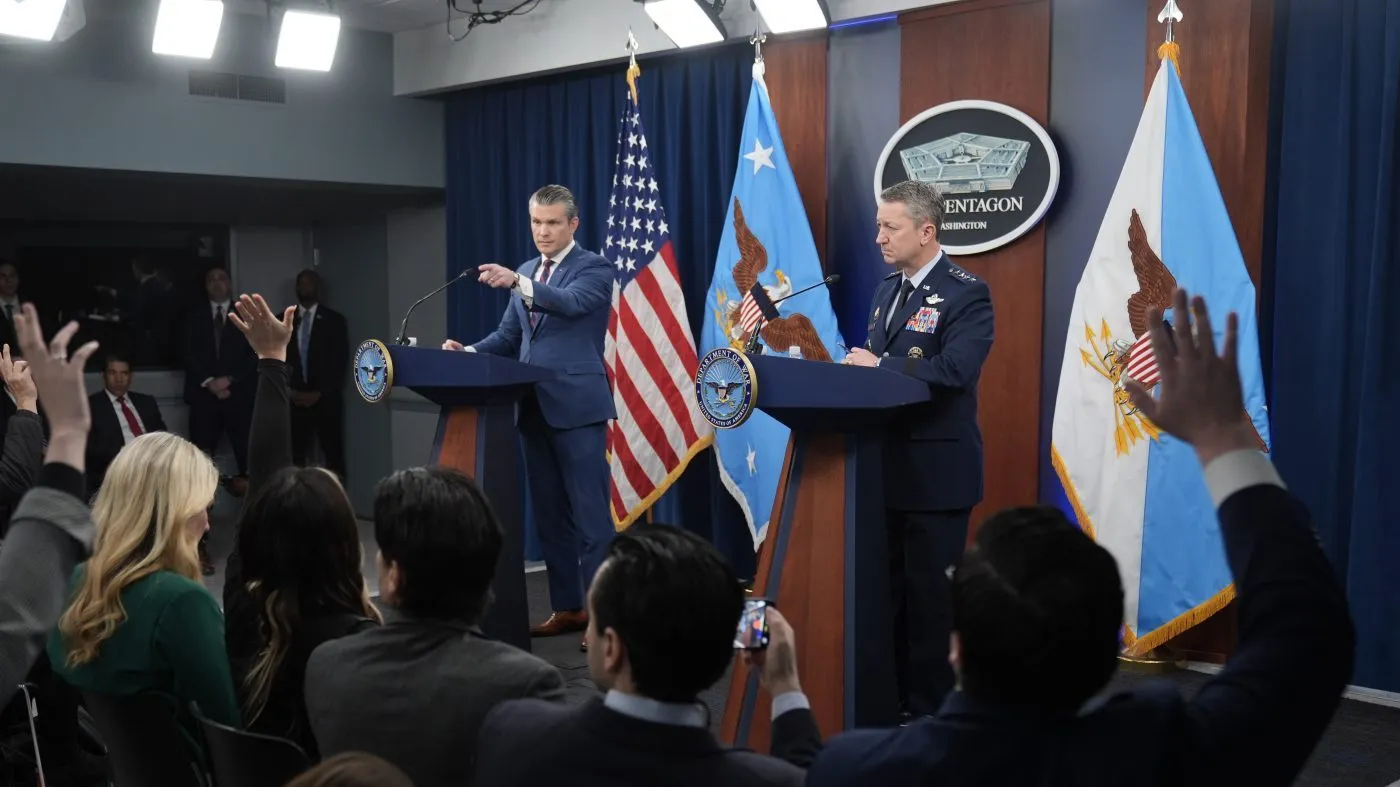 Secretarul de Război Pete Hegseth și Generalul Dan Caine țin prima conferință de presă în două săptămâni despre războiul din Iran, la Pentagon. Operațiunea Epic Fury a intrat în a 32-a zi: „Noul regim iranian trebuie să accepte acordul cu SUA. Altfel, îi distrugem”