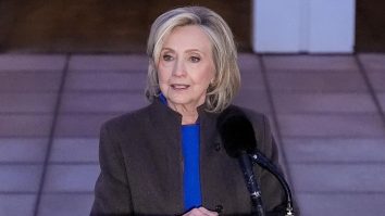 Hillary Clinton acuză Administrația Trump de mușamalizarea masivă a Dosarelor Epstein. Fosta Secretară de Stat a lovit masa și a părăsit sala după ce un membru republican al Congresului a publicat o poză din timpul depoziției