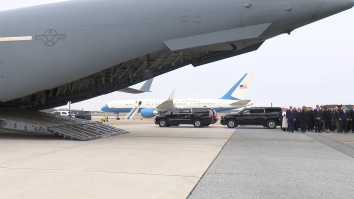 Șase soldați americani uciși în Kuwait au fost aduși în SUA. Donald Trump și JD Vance au participat la ceremonie