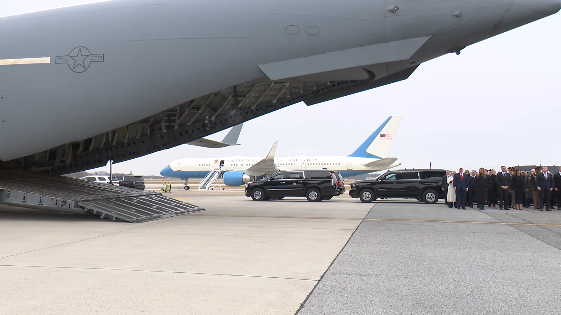 Șase soldați americani uciși în Kuwait au fost aduși în SUA. Donald Trump și JD Vance au participat la ceremonie