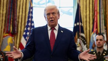Trump anunță că a primit astăzi „un cadou mare, scump, semnificativ” din partea Iranului: „Are legătură cu petrolul și gazele. Negociem cu niște iranieni corecți, cu totul alții față de cei care erau la început. Asistăm la o schimbare de regim. Acest război e câștigat”