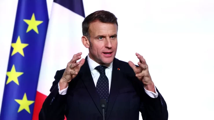 Macron a vorbit la telefon cu Pezeshkian, Președintele Iranului. Franța cere Iranului „să oprească atacurile asupra țărilor din Orientul Mijlociu” și să „împiedice închiderea Strâmtorii Ormuz”. Președintele francez va călători mâine în Cipru, după ce statul a fost atacat cu drone iraniene. Franța a dislocat nave de război în Mediterană