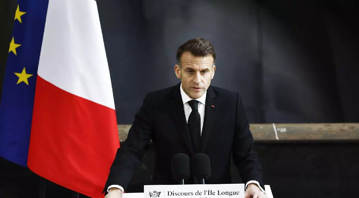 Macron anunță, în plin conflict în Orientul Mijlociu, că Franța își va mări arsenalul nuclear: „Adversarii noștri nu trebuie să aibă nici cea mai mică șansă de a lovi Franța fără a suferi daune irecuperabile”. Președintele francez invită statele europene să participe la exerciții nucleare comune