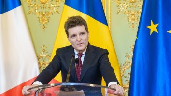 Nicușor Dan, blocat între Macron și Trump: „România e sub umbrela nucleară NATO oferită de Statele Unite. Franța este partenerul nostru”. Florin Jipa: „Nu știe ce să răspundă pentru că România nu are Strategie de Apărare”