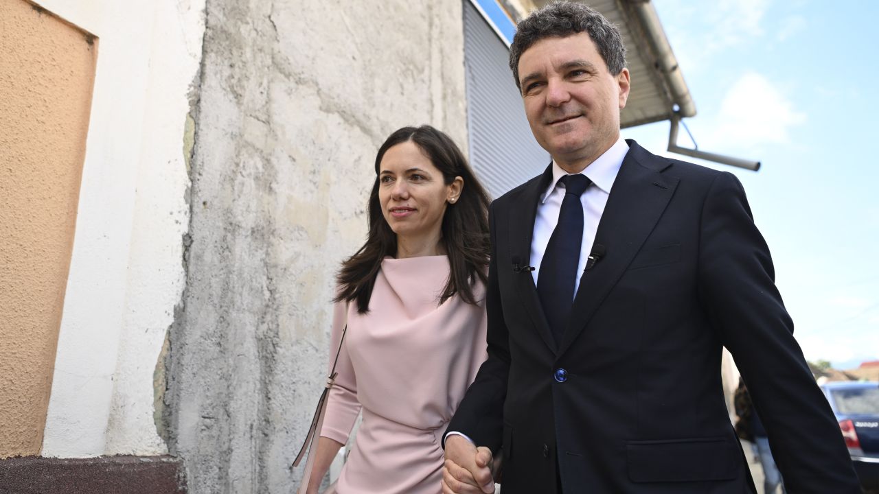 Mirabela Grădinaru, partenera lui Nicușor Dan, a fost invitată de Melania Trump la Casa Albă, la un eveniment cu alte Prime Doamne. Nicușor încă așteaptă invitația lui Trump