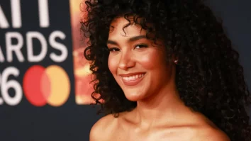 Cântăreața britanică Olivia Dean a fost desemnată noua „regină a muzicii pop” din Marea Britanie, după ce a câștigat patru trofee la gala Brit Awards