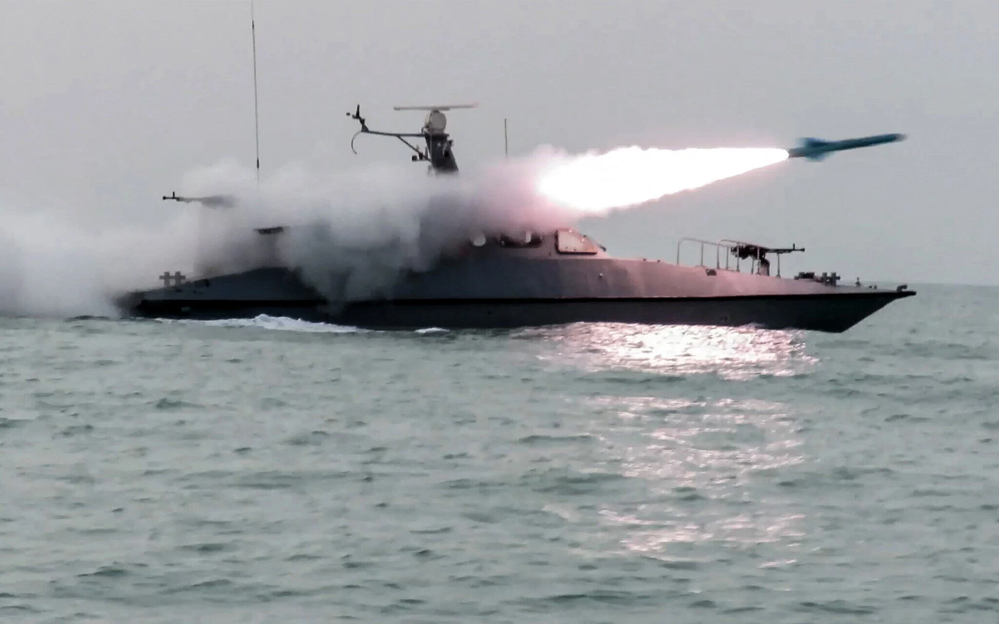 Trump anunță că mai multe țări vor trimite nave de război în Golf, în cooperare cu Statele Unite, pentru a „menține Strâmtoarea Ormuz deschisă”. Președintele SUA face apel și la „China, Franța, Japonia, Coreea de Sud, Regatul Unit și altele”