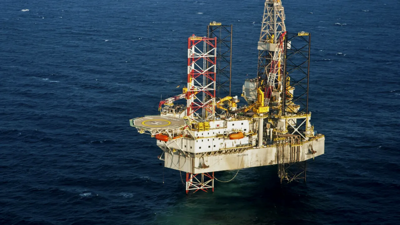 Prețul petrolului crește puternic pe fondul tensiunilor din Orientul Mijlociu. Blocajul negocierilor și situația din Strâmtoarea Ormuz amplifică incertitudinea pe piața globală