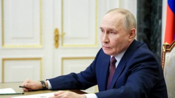 Rusia trimite ajutor Iranului la ordinul lui Putin. Peste 13 tone de ajutoare medicale au fost livrate prin Azerbaijan