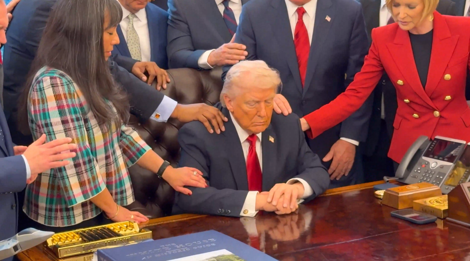 Rugăciuni la Casa Albă, în mijlocul Operațiunii SUA-Israel împotriva Iranului. Trump, înconjurat de pastori evanghelici: „Tată, ne rugăm ca Tu să continui să-i dai Președintelui nostru puterea de care are nevoie”