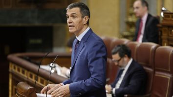 Sánchez reivindica el patriotismo de su "No a la guerra" y desdeña a Feijóo y Abascal