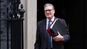 Keir Starmer afirmă că Marea Britanie „nu va intra într-un război cu Iranul”, dar lucrează la un plan cu statele europene pentru a securiza Strâmtoarea Ormuz