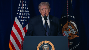 Trump anunță că Operațiunea Epic Fury împotriva Iranului va continua cu „toată forța” până când SUA și Israelul își ating toate obiectivele: „Am eliminat întreaga comandă militară iraniană. Am lovit sute de ținte în Iran, sisteme de apărare, le-am scos din funcțiune clădirea navală. Îndemn iranienii să-și ia țara înapoi”