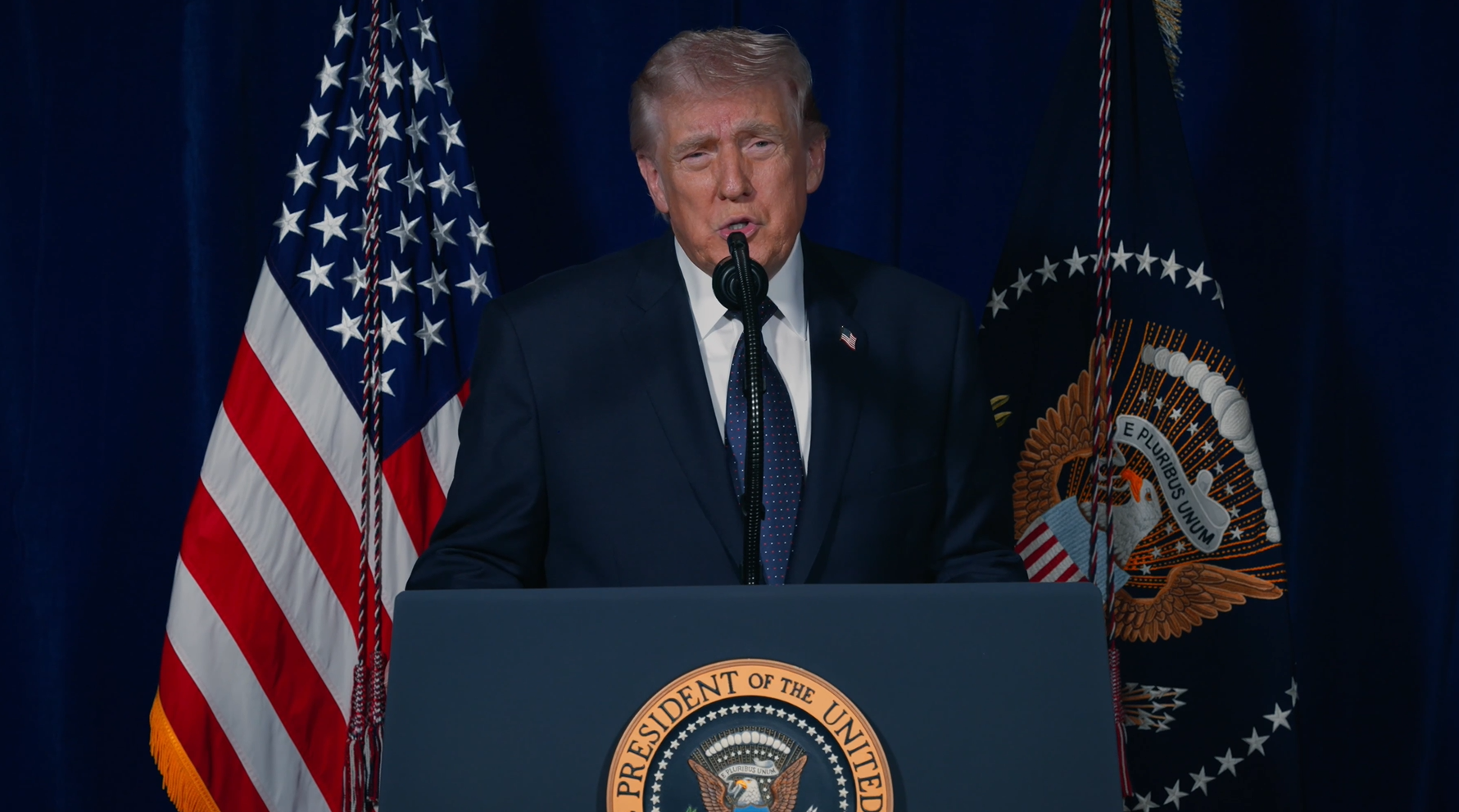 Trump anunță că Operațiunea Epic Fury împotriva Iranului va continua cu „toată forța” până când SUA și Israelul își ating toate obiectivele: „Am eliminat întreaga comandă militară iraniană. Am lovit sute de ținte în Iran, sisteme de apărare, le-am scos din funcțiune clădirea navală. Îndemn iranienii să-și ia țara înapoi”