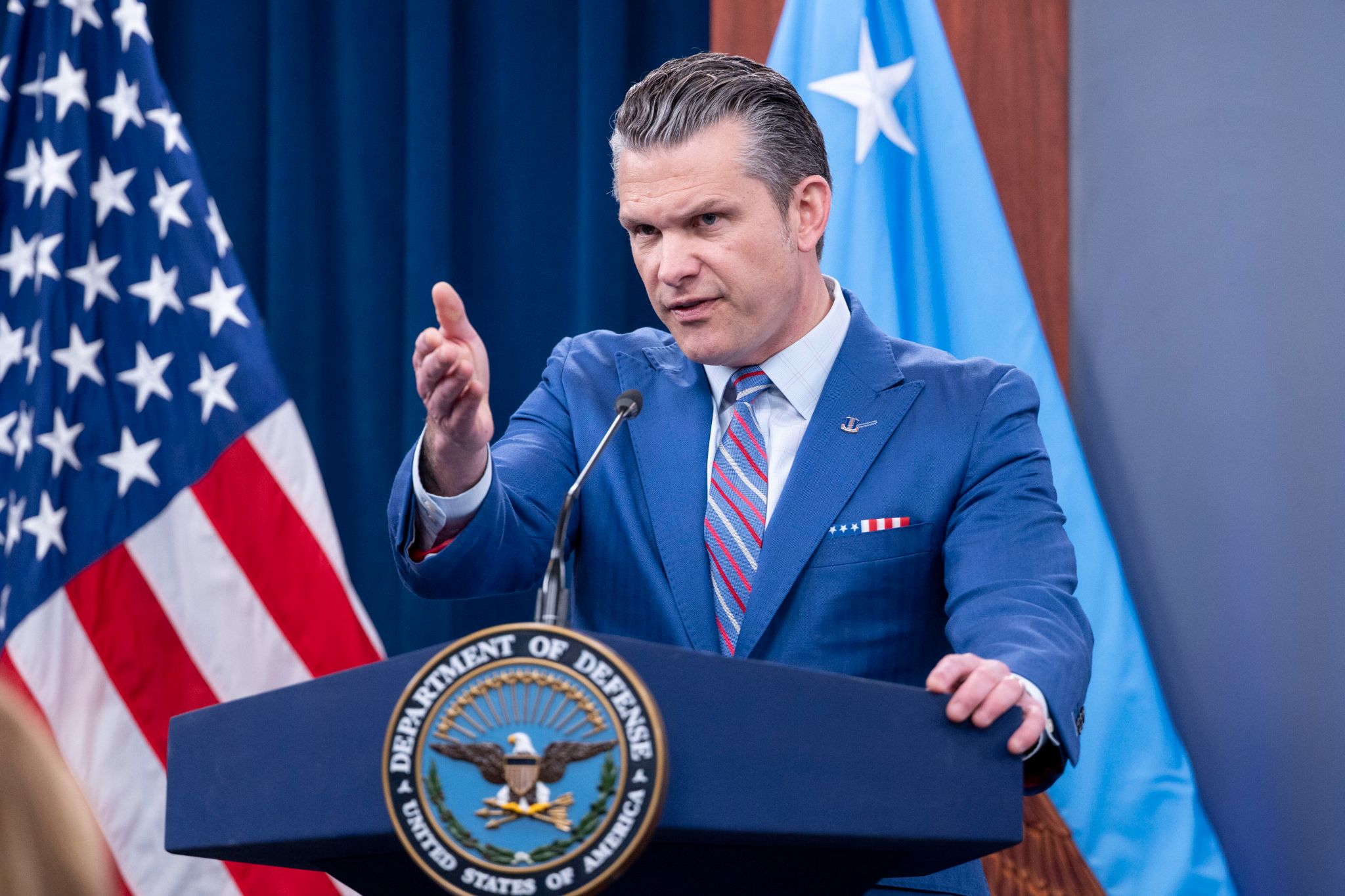 Pete Hegseth este acuzat că ar fi solicitat investiții în industria de apărare înaintea conflictului dintre Statele Unite și Iran. Reacția Pentagonului