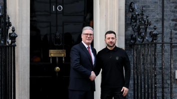 Zelenski se află în Marea Britanie pentru un nou parteneriat Ucraina-UK privind dronele. Sir Keir Starmer avertizează: „Atenția noastră trebuie să rămână pe Ucraina, în ciuda războiului din Iran”