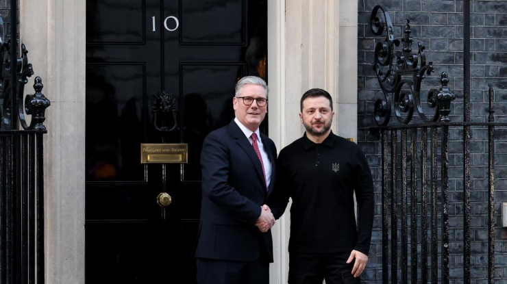 Zelenski se află în Marea Britanie pentru un nou parteneriat Ucraina-UK privind dronele. Sir Keir Starmer avertizează: „Atenția noastră trebuie să rămână pe Ucraina, în ciuda războiului din Iran”