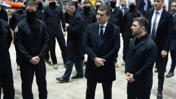 Volodimir Zelenski a vizitat Baza 86 Aeriană de la Fetești alături de ministrul Apărării, Radu Miruță. Piloți ucraineni și români se antrenează aici pe avioane F-16