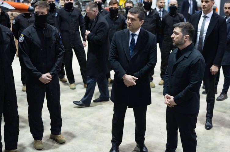 Volodimir Zelenski a vizitat Baza 86 Aeriană de la Fetești alături de ministrul Apărării, Radu Miruță. Piloți ucraineni și români se antrenează aici pe avioane F-16