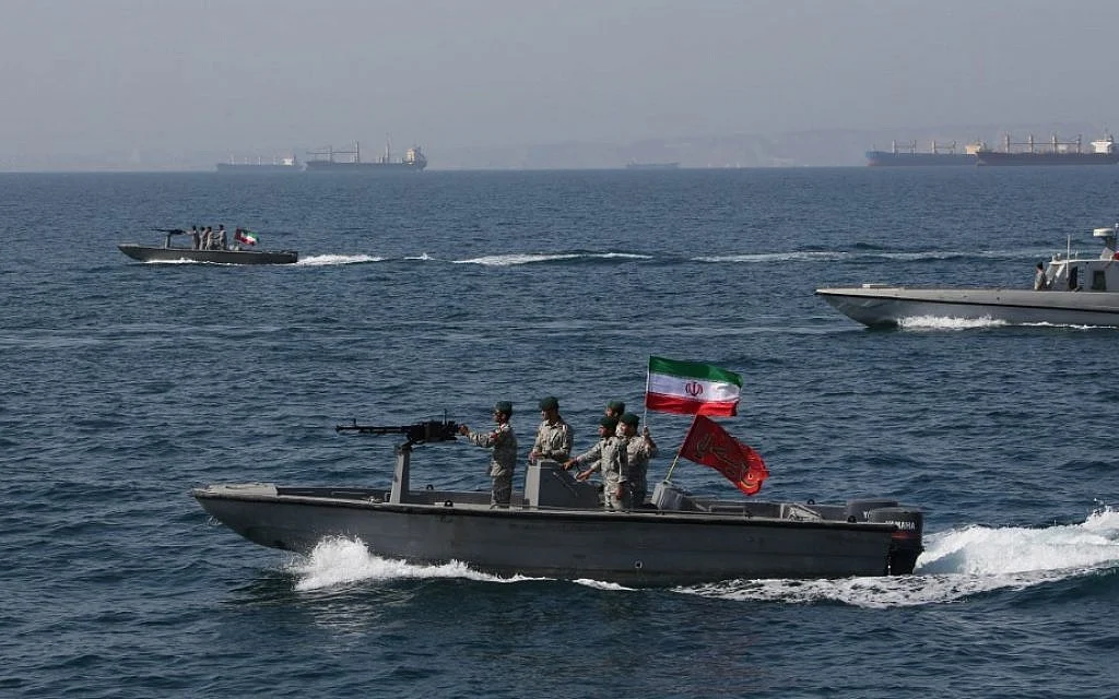 Iranul propune, ca parte a unui acord cu SUA, să permită navelor blocate să navigheze liber prin partea Omanului din Strâmtoarea Ormuz, fără risc de atac. SUA avertizează Iranul în privința următoarelor negocieri: „Armata SUA e pregătită”