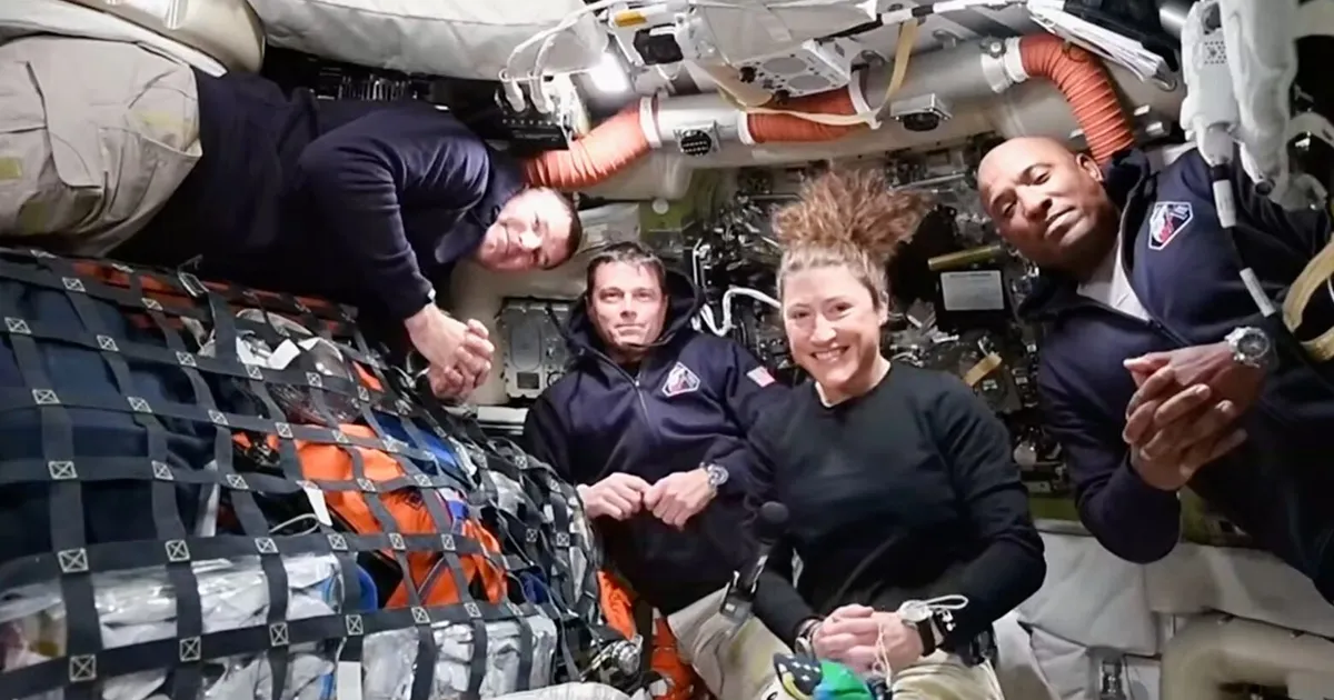 Astronauții Artemis II au avut probleme cu  Outlook Microsoft. Misiunea continuă către Lună, cu suport permanent de la sol