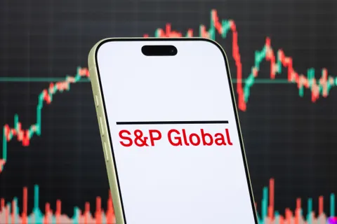 Agenţia S&P reconfirmă ratingul României la BBB- cu perspectivă negativă, însă riscul de retrogradare rămâne. Cristian Hostiuc: „Suntem în recesiune. Ne îndreptăm cu pași repezi către criză”