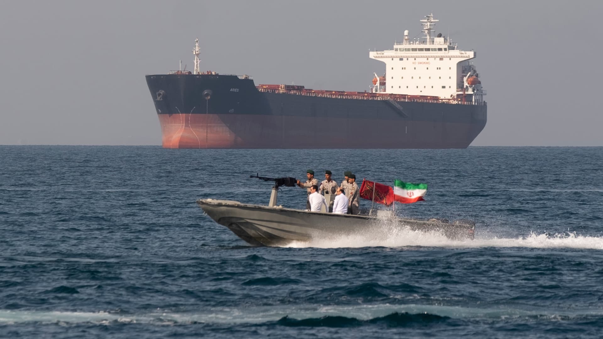 Condiția Iranului de a controla Strâmtoarea Ormuz și de a taxa navele petroliere, ca parte a unui acord de pace cu SUA, încalcă dreptul internațional. Ce prevede Convenția ONU din 1982 privind dreptul mării