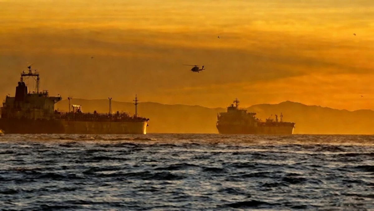 UKMTO: Un petrolier a fost atacat în Strâmtoarea Ormuz de ambarcațiuni iraniene/ Iranul a închis din nou strâmtoarea ca răspuns la „continuarea blocadei”