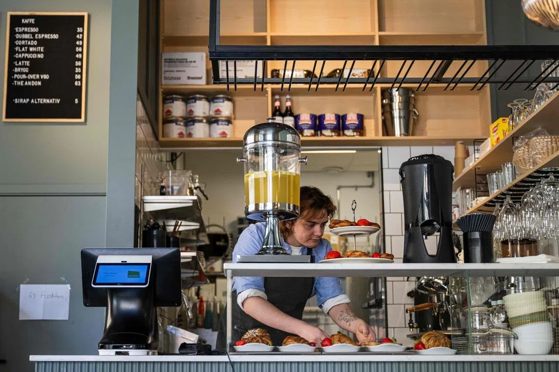 În Stockholm a fost deschisă o cafenea operată de un agent cu Inteligență Artificială. Mona gestionează partea de business: aprovizionare, prețuri, meniuri și buget