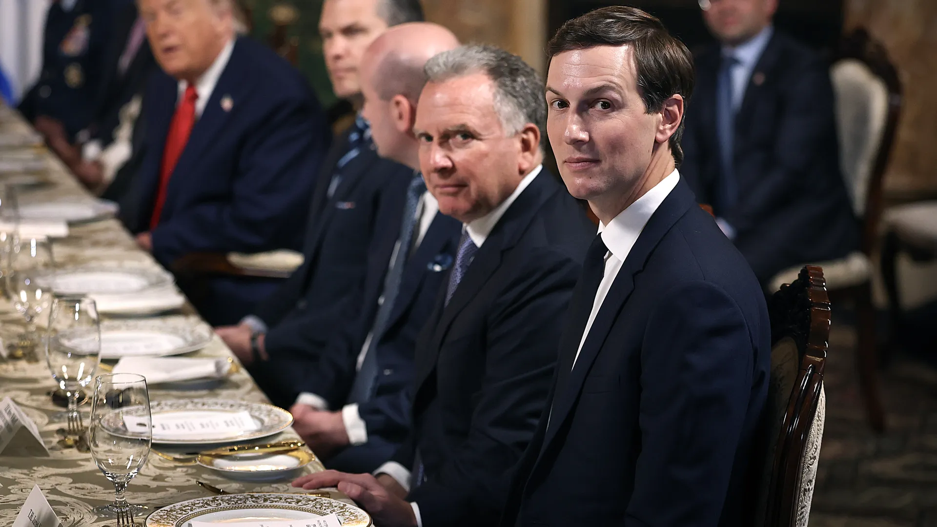 Emisarii lui Trump, Witkoff și Kushner, merg astăzi în Islamabad pentru a doua rundă de negocieri cu Iranul. Iranul a transmis că „nu vor fi negocieri directe”, ci mediate de Pakistan