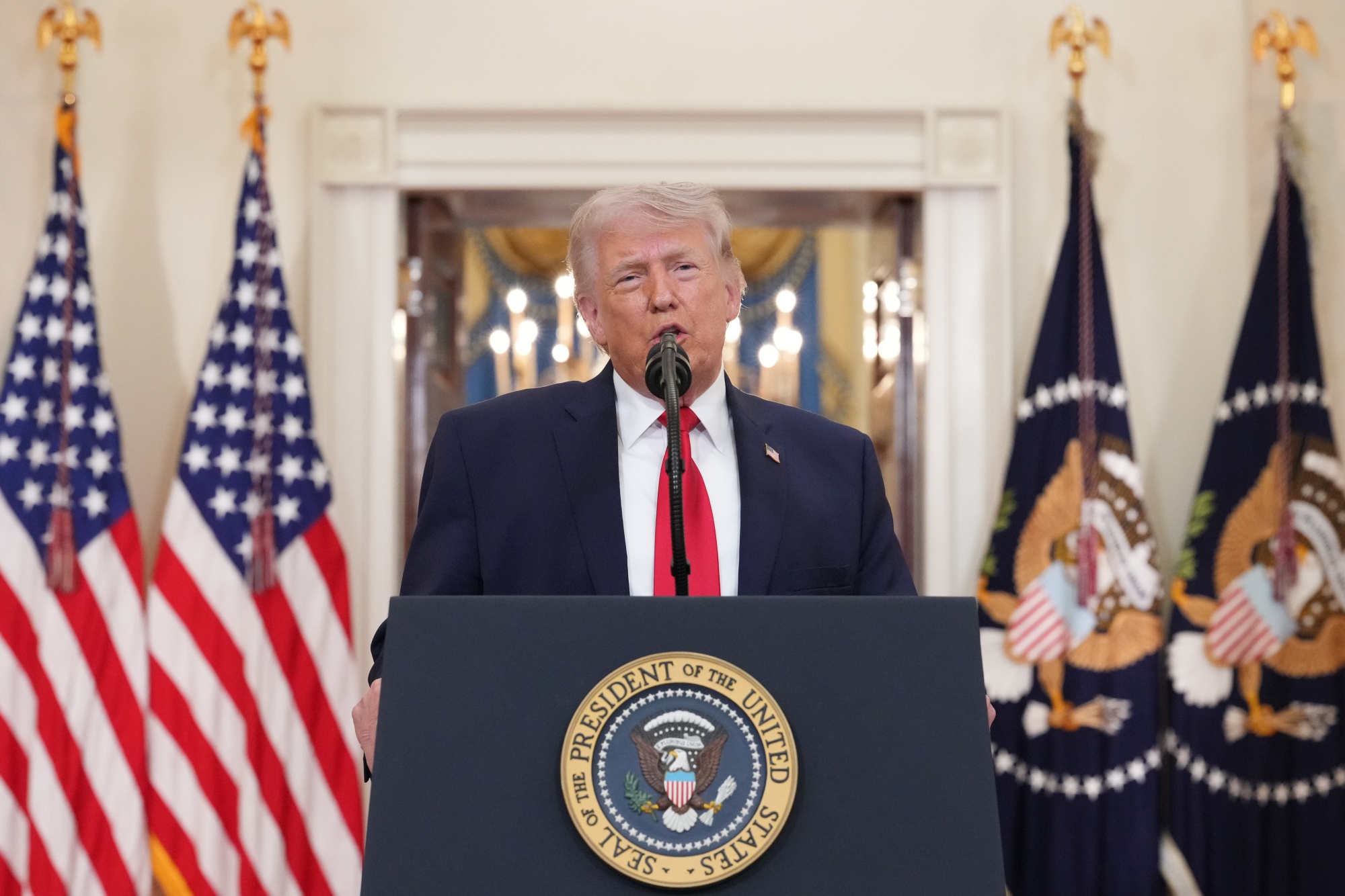 Trump se adresează națiunii cu privire la războiul din Iran, după ce a amenințat că va retrage SUA din NATO: „Suntem foarte aproape de finalul Operațiunii Epic Fury. În următoarele 2-3 săptămâni, vom continua să îi lovim extraordinar de tare, îi vom readuce în Epoca de Piatră”