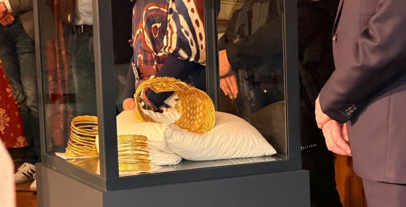 Conferință de presă la Muzeul Drents, după recuperarea Tezaurul Dacic furat în 2025: „Artefactele se întorc în România, unde trebuie să fie. Suspecții au cooperat cu autoritățile”. În ce stare se află Coiful de la Coțofenești și cele două brățări dacice găsite