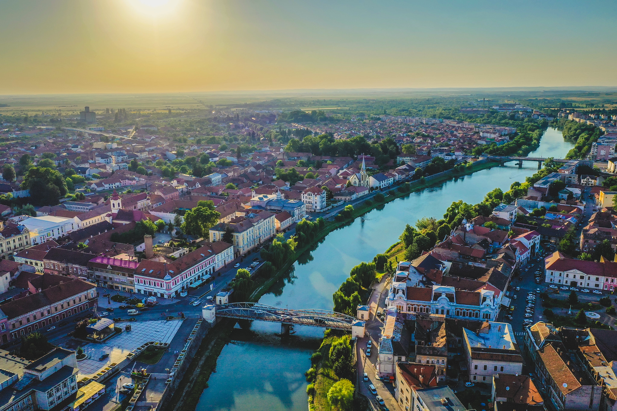 Primăria Lugoj propune mutarea Zilei orașului din 20 decembrie pe 22 iulie. Decizia vine la propunerea unor istorici, care cer separarea clară între zilele de sărbătoare și cele de comemorare