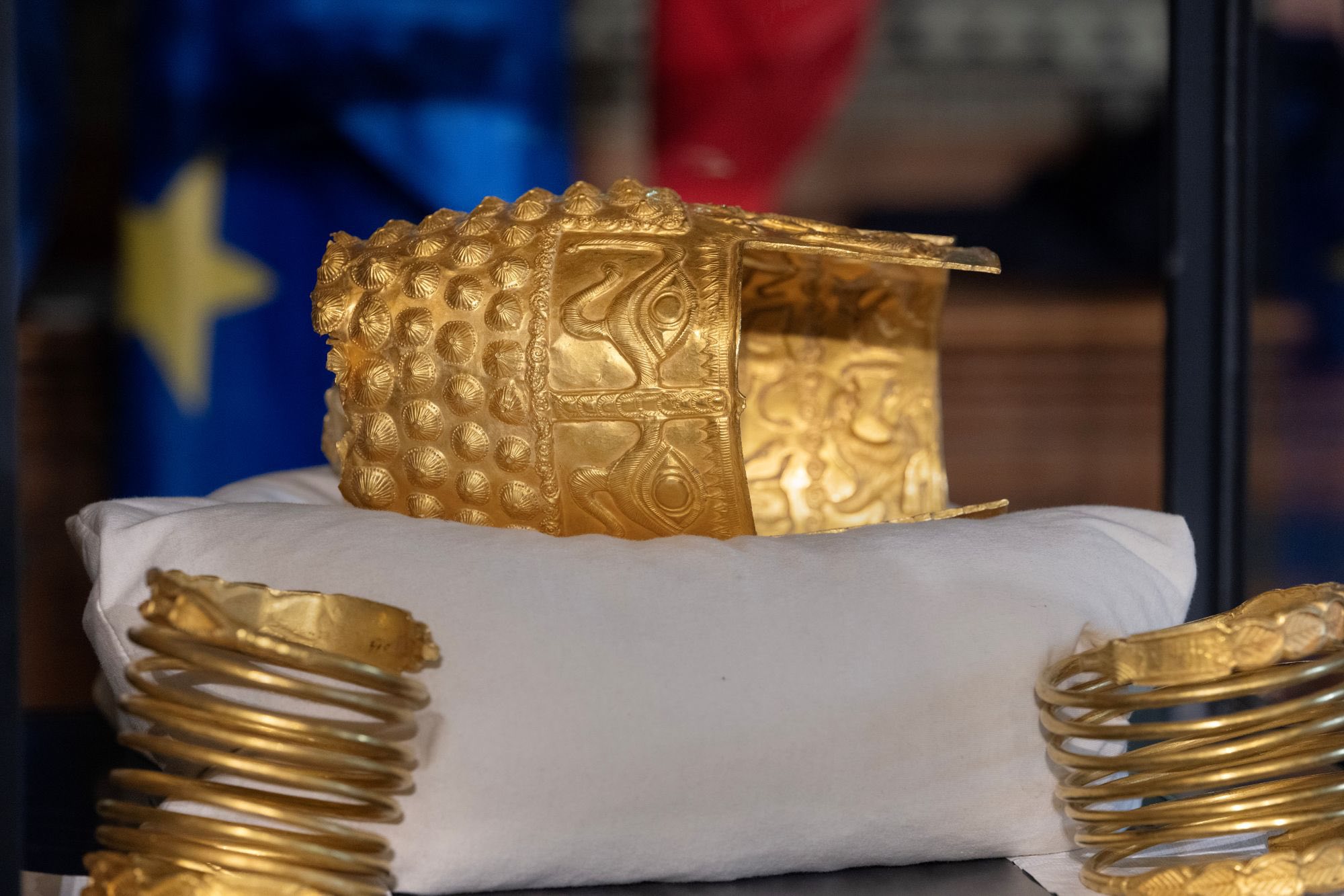 Coiful de la Coțofenești și cele două brățări dacice revin astăzi în România. Vor fi expuse la Muzeul Național de Istorie