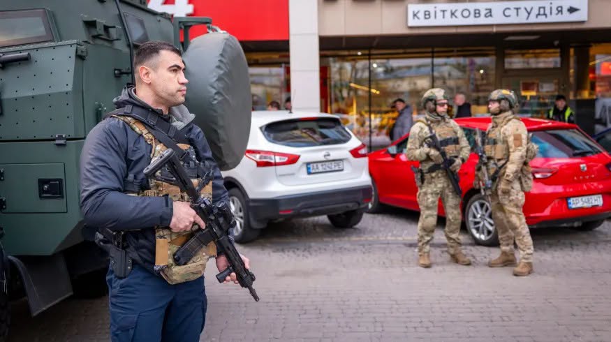 Atacul armat din Kiev, în urma căruia șase persoane au murit, va fi investigat de autorități ca act de terorism. Atacatorul a fost ucis de poliție