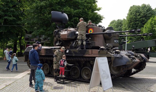 Astăzi este Ziua Forţelor Terestre, cea mai numeroasă categorie de forţe, ai căror militari intră în tranşee pentru a apăra teritoriul ţării