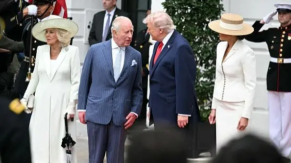 Trump l-a primit pe Regele Charles la Casa Albă: „Americanii nu au avut prieteni mai apropiați decât britanicii”. Regele Charles va susține un discurs în fața Congresului și va încerca să detensioneze relațiile dintre SUA și Regatul Unit