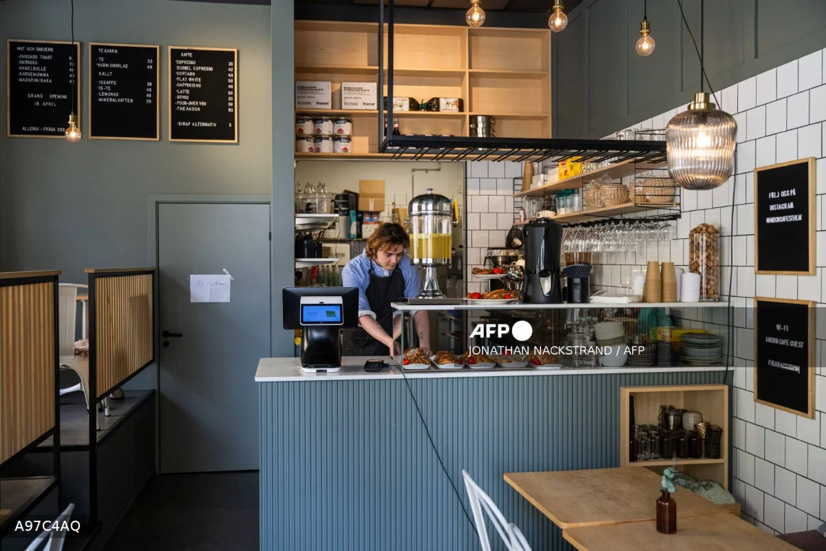 În Stockholm a fost deschisă o cafenea operată de un agent AI. Mona gestionează partea de business: aprovizionare, prețuri, meniuri și buget.