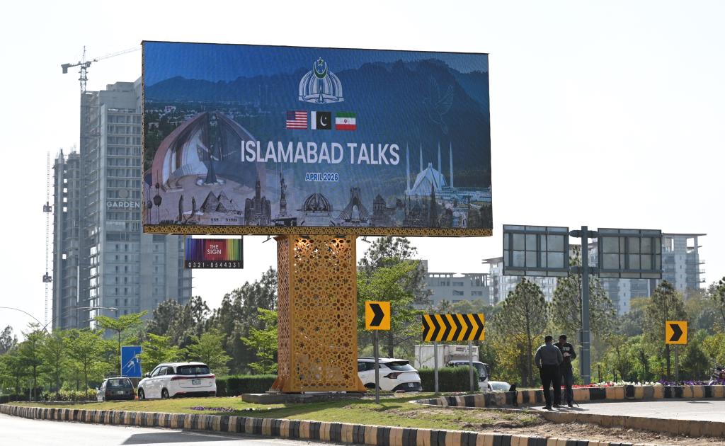 A doua rundă de negocieri SUA-Iran din Pakistan ar trebui să înceapă astăzi, însă oficialii iranieni avertizează că nu vor participa din cauza blocadei SUA din Strâmtoarea Ormuz. Pe 21 aprilie expiră armistițiul: Trump amenință că va distruge tot ce a mai rămas din Iran