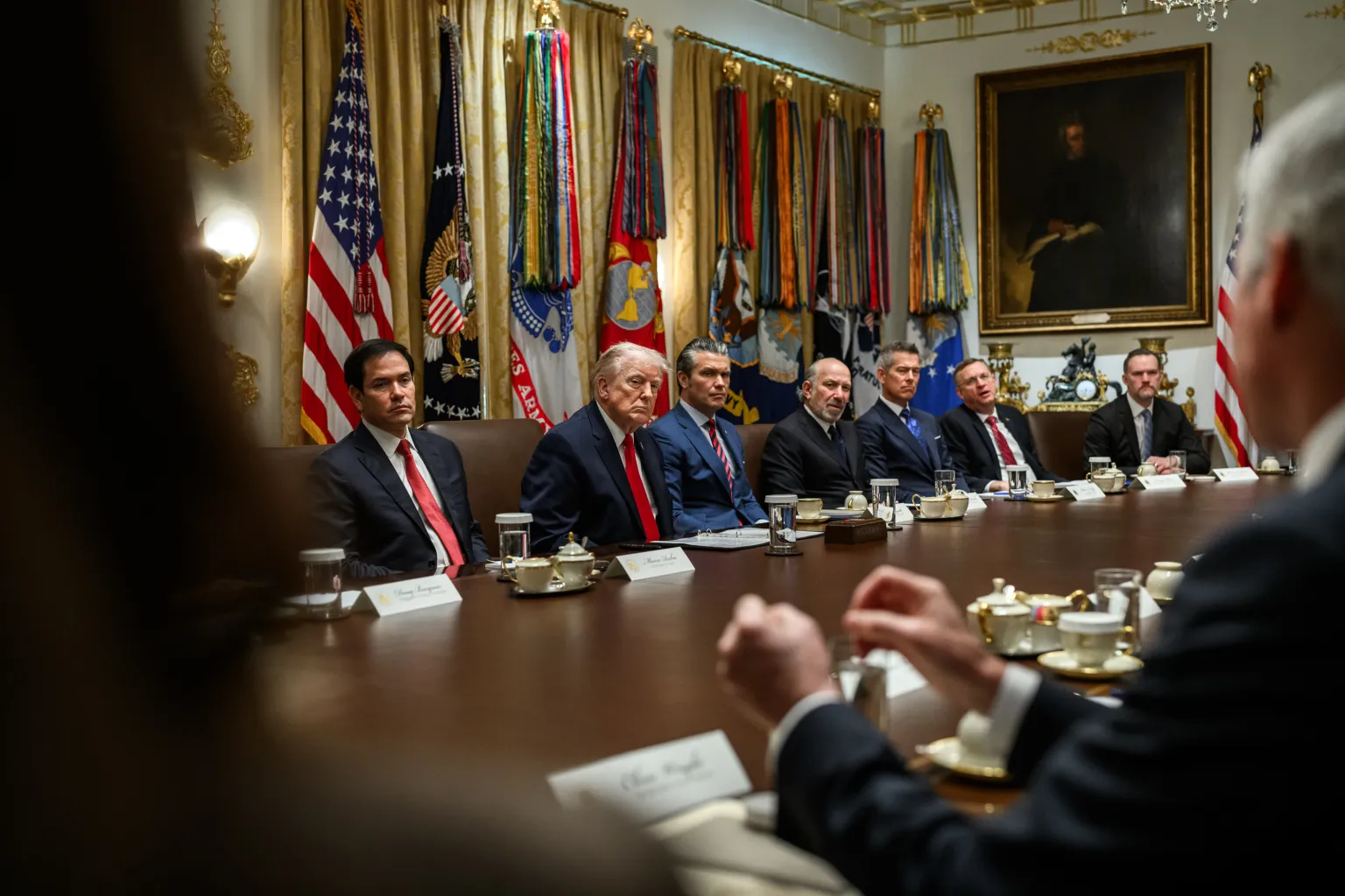 Trump convoacă o reuniune de urgență în Situation Room pe tema războiului din Iran, după ce a anulat brusc negocierile din Pakistan. Iranul a prezentat astăzi o nouă propunere pentru un acord cu SUA
