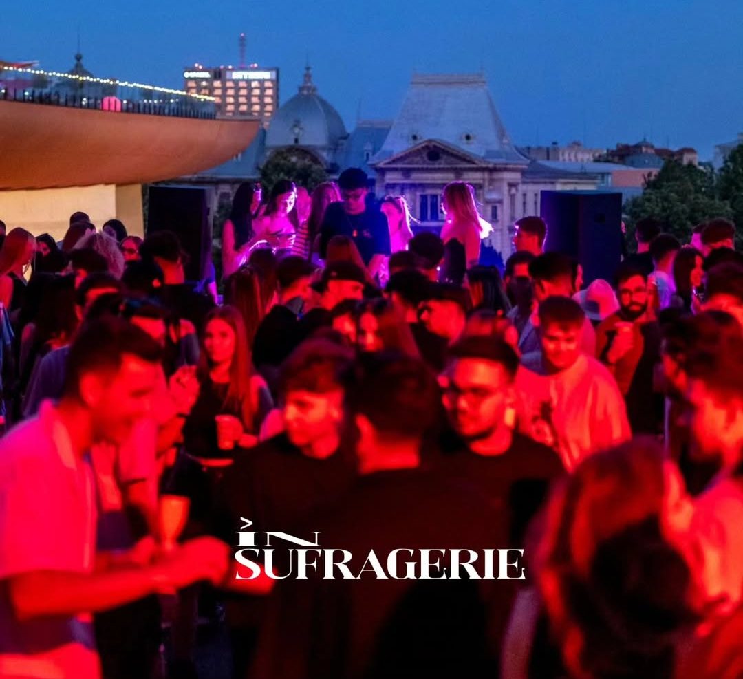 Unde te distrezi în acest weekend? La petrecerile „În Sufragerie”. Cosmin Constantinescu: „Capitala are nevoie de petreceri cât mai variate”