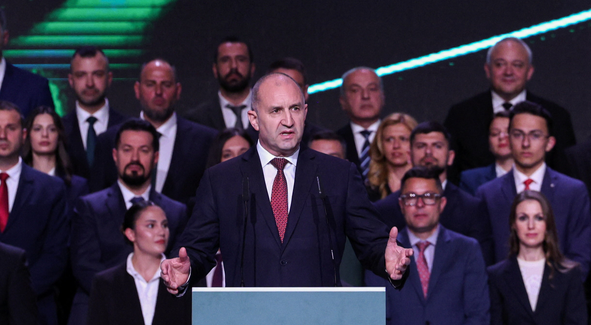 Bulgarii votează astăzi în a opta rundă de alegeri parlamentare din ultimii cinci ani. Rumen Radev conduce în sondaje