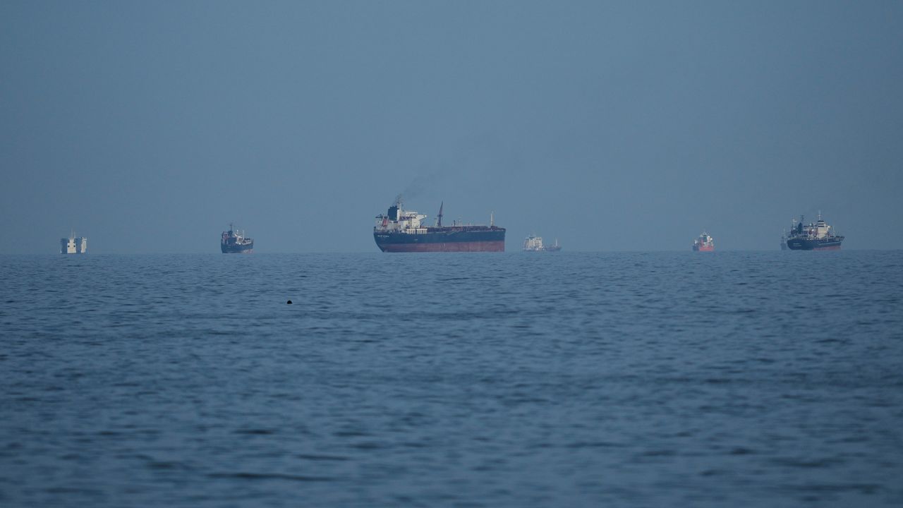 Iranul sfidează principala condiție a armistițiului acceptat de Trump. Strâmtoarea Ormuz este în continuare blocată, iar navele sunt taxate. Trump amenință Iranul: „Nu asta a fost înțelegerea”