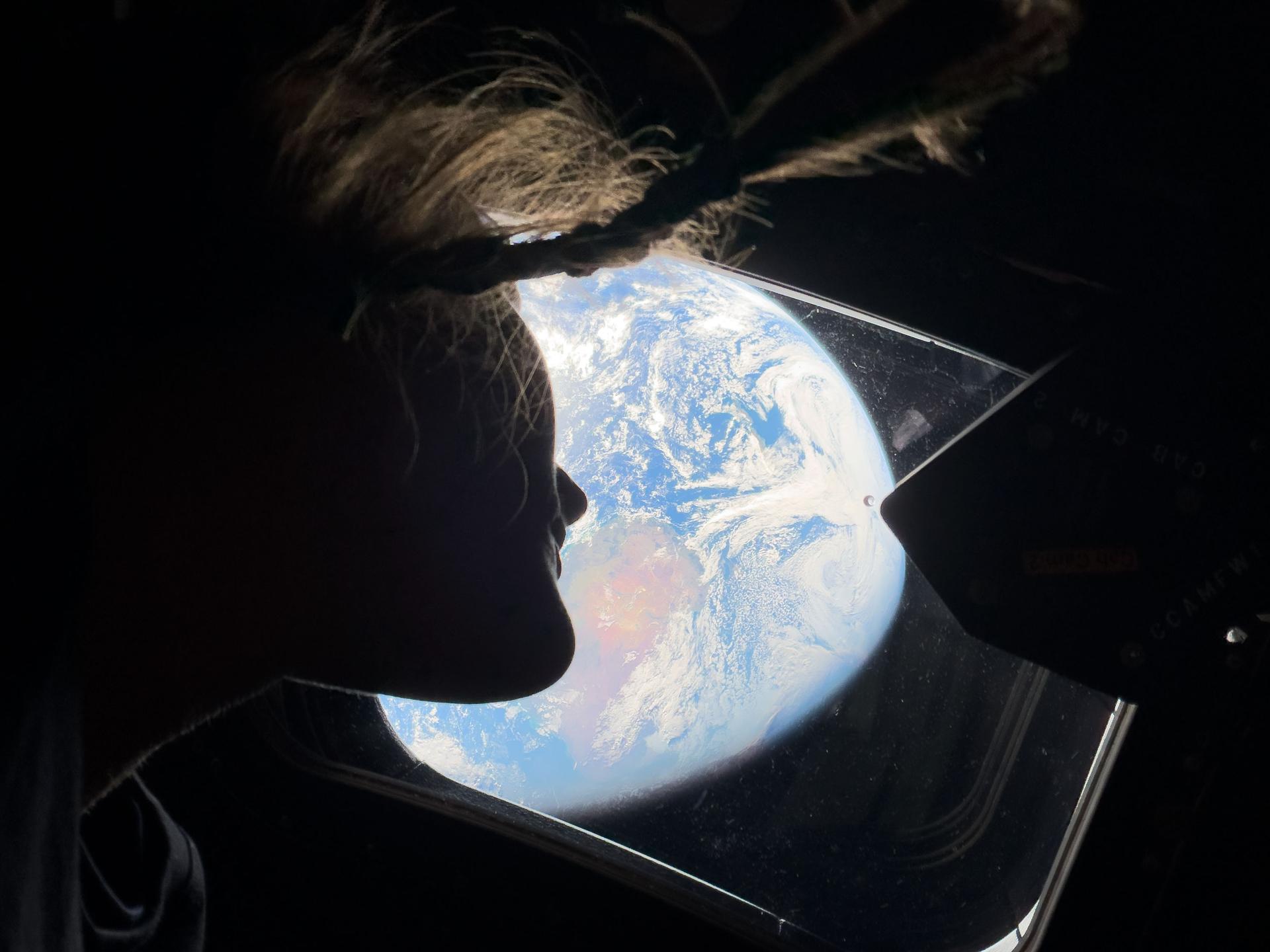 Misiunea Artemis II duce omenirea mai departe ca niciodată. Astronauții vor depăși recordul stabilit de misiunea Apollo 13. Comunicarea cu echipajul se va întrerupe temporar când nava trece în spatele Lunii