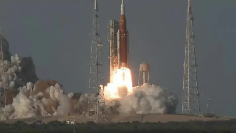 VIDEO. NASA a lansat Artemis II, prima misiune cu echipaj în jurul Lunii după mai bine de 50 de ani. Misiunea durează 10 zile și ocolește Luna fără a aseleniza