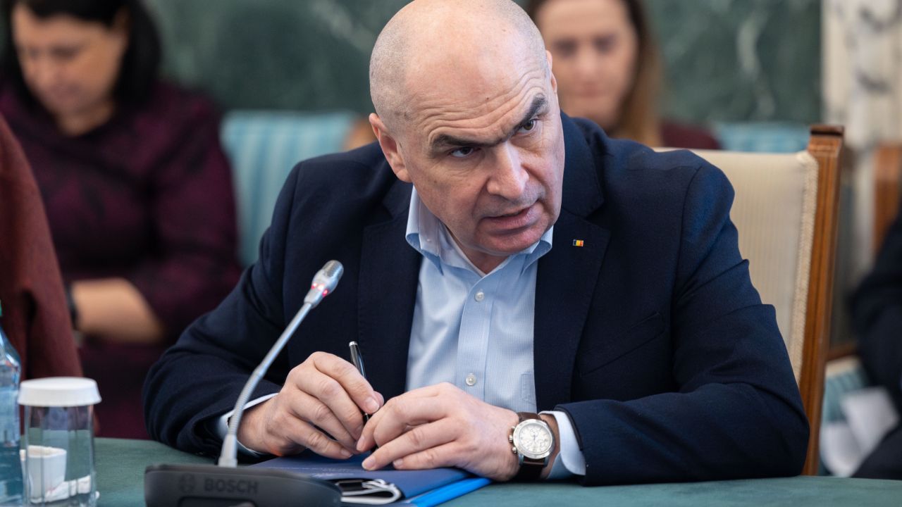 Moțiunea de cenzură împotriva Guvernului Bolojan se dezbate în Parlament. Votul decisiv este programat pe 5 mai