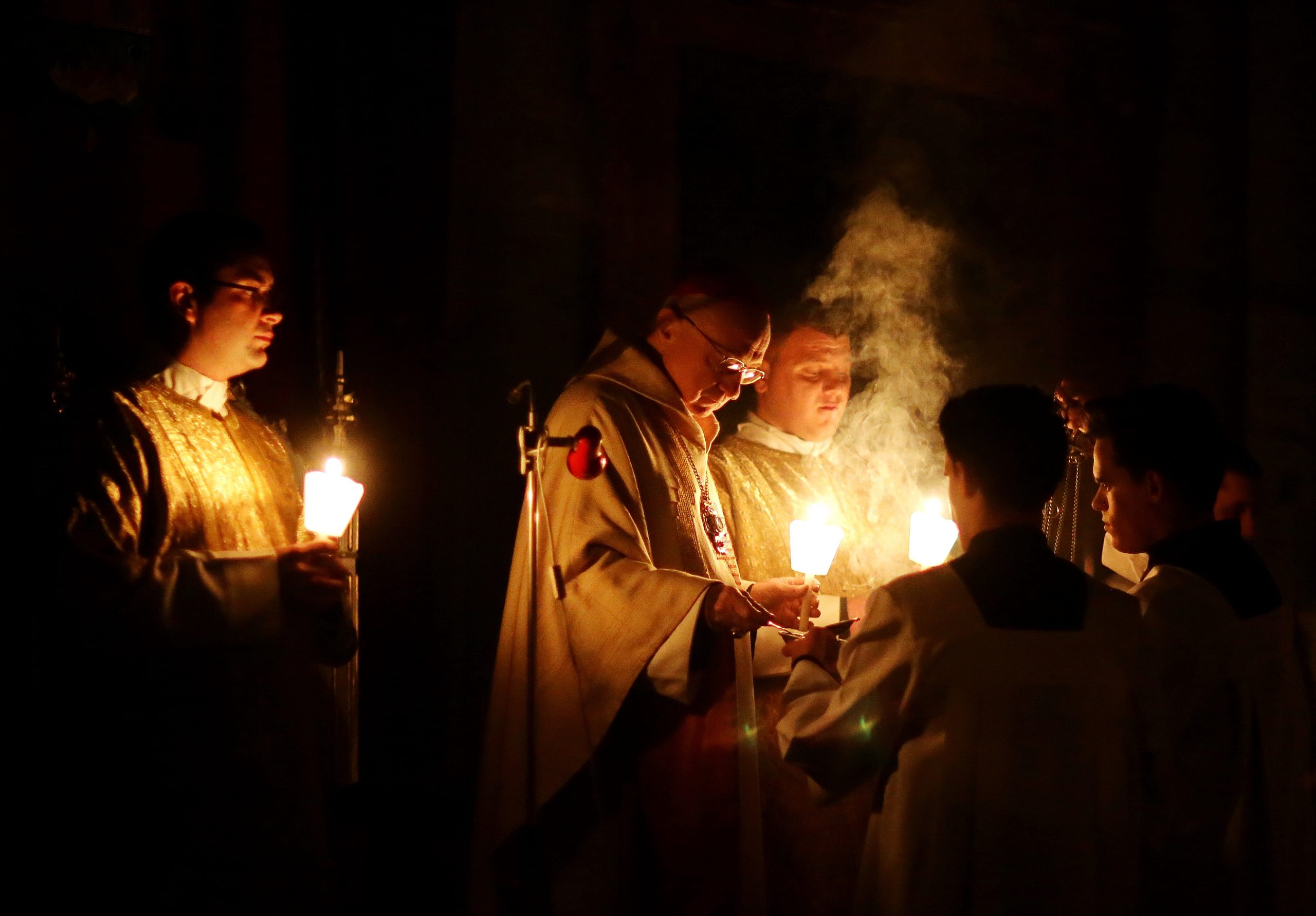 Aproximativ 1,4 miiliarde de credincioși români sărbătoresc astăzi Paștele Catolic